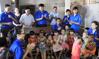 Bí thư T.Ư Đoàn, Chủ tịch Hội SVVN Lê Quốc Phong thăm lớp học của các sinh viên tình nguyện tại xã Đức Thành (Yên Thành, Nghệ An). Ảnh: Trường Phong