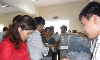 Người dân xếp hàng bốc thăm mua nhà xã hội Đặng Xá (Gia Lâm, Hà Nội). Ảnh: Phong Cầm