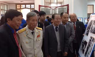 Nghe anh hùng kể chuyện lịch sử