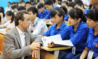 Ông Jesus nói chuyện với sinh viên về làm giàu trong nông nghiệp. Ảnh: Dương Triều