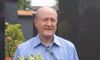 Larry Berman trước mộ Tướng Phạm Xuân Ẩn