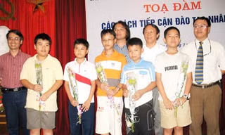Vương Linh (đeo kính, đứng giữa) tại buổi tọa đàm trực tuyến về bồi dưỡng, đào tạo nhân tài trên Tiền Phong Online năm 2007. Ảnh: TPO