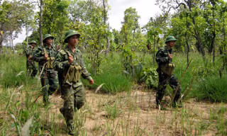 Chiến sĩ biên phòng trên đường tuần tra. Ảnh: Minh họa