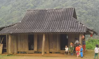 Ngôi trường mầm non thôn Son xiêu vẹo ọp ẹp. ảnh: Phạm Nhài