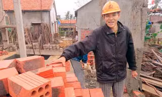 Anh Hợi đang xây lại ngôi nhà của mình và hài hước: mặc áo vợ hóa ra lại hay, giờ nhận được toàn áo quần đẹp