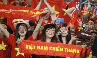 Các CĐV cổ vũ cuồng nhiệt cho U19 Việt Nam
