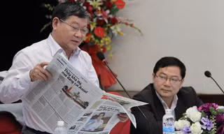 ĐBQH Lê Như Tiến trao đổi với TBT báo Tiền Phong Lê Xuân Sơn. Ảnh: C.K