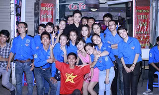 Nguyễn Huy Thái (ngồi, áo phông sao) trong chương trình ca nhạc quyên góp quỹ từ thiện.