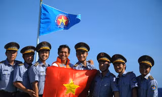 Phạm Thành Trung (thứ 4 từ phải sang) cùng các kiểm ngư viên trẻ