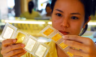 Vàng xuống giá nhưng vẫn ở mức cao