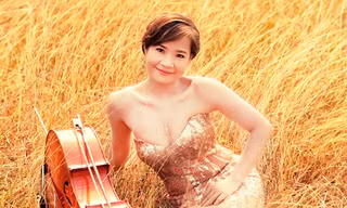 Hoài Xuân nổi lên như nghệ sĩ cello duy nhất chơi nhạc nhẹ hiện nay. Ảnh: Revolver