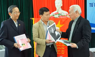 Ông Nguyễn Anh Liên (phải) trao tư liệu, hiện vật cho Bí thư Tỉnh Đoàn Quảng Nam. Ảnh: N.T