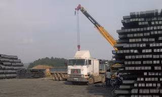 Tại nhiều doanh nghiệp, thép đang tồn đọng với số lượng lớn. Ảnh: Phong Cầm