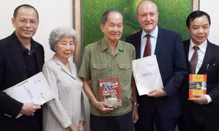  Từ trái qua ông Nguyễn Quang Minh, bà Tám Thảo, ông Tư Cang, ông Larry Berman và Nguyễn Văn Phước chụp hình lưu niệm chung sau lễ ký kết hợp tác