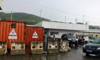 Các thùng phuy và thiết bị trong hai container chứa máy biến thế và 7.000 lít dầu biến thế sẽ được chằng chống chặt vào hôm nay 26/8. Ảnh: Đỗ Hoàng