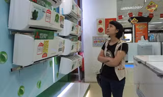 Người tiêu dùng đang lựa chọn các loại điều hòa tiết kiệm điện cho mùa hè. Ảnh: Quỳnh Nga