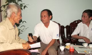 Cụ Huỳnh Văn Truyện mang đơn kêu oan cho con trai Huỳnh Văn Nén gặp phóng viên báo Tiền Phong.