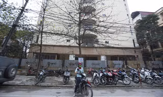 Hiện ngân sách chỉ đầu tư nhà công vụ cho cán bộ, công chức thuê giá rẻ (Ảnh nhà công vụ Hoàng Cầu, Hà Nội). Ảnh: Như Ý