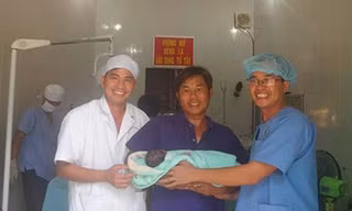 Bác sĩ, Đại úy Nguyễn Văn Phúc (người mặc áo xanh) cùng các đồng đội trực tiếp theo dõi, đỡ và đón cháu bé chào đời trên đảo. Ảnh: QĐND
