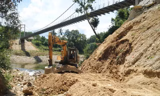Nhà thầu đang tiến hành khắc phục sự cố sạt lở mố cầu