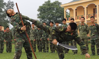 Động tác võ chiến đấu của Trinh sát đặc nhiệm trong bài “Tổng hợp 1 đánh 3 có trang bị nâng cao” 