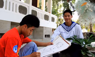 Trần Văn Thược ký họa chân dung chiến sỹ