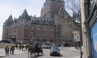  Đi xe ngựa tham quan thành phố Quebec. Ảnh: Hà Anh