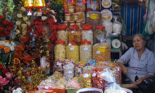Bà Thủy chợ Nguyễn Tri Phương, quận 10, TPHCM ngồi rầu rĩ bên gian hàng bánh kẹo đang ế ẩm. 
