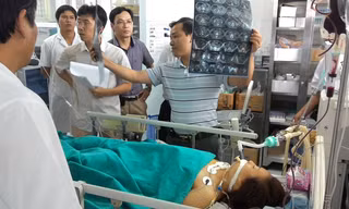 Nạn nhân vụ xe khách rơi xuống vực đang được điều trị tại Bệnh viện Đa khoa tỉnh Lào Cai. Ảnh: Tùng Duy