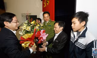 TBT Lê Xuân Sơn tặng hoa các đề cử Gương mặt trẻ Việt Nam tiêu biểu 2013 tham gia giao lưu. ảnh: Như ý