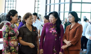 Đại biểu Quốc hội trao đổi trong giờ giải lao, ngày 9/6. Ảnh: Hoàng Long (Đại Đoàn Kết)