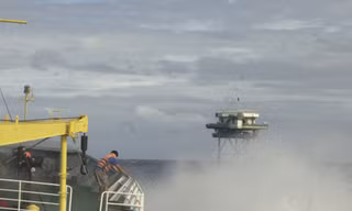 Nhà giàn DK1 trong bão tố. Ảnh: TC
