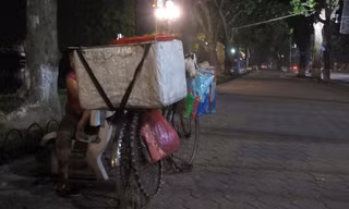 Người bán bánh khúc đêm nghỉ chân ở bờ hồ