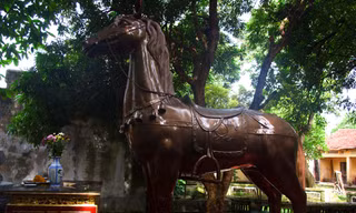 Ngựa nặng hơn hai tấn vẫn ở trong khu vực 1 của di tích đền Phù Đổng. Ảnh: T.Toan