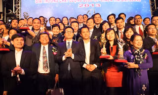 Phó Thủ tướng Vũ Đức Đam (thứ 3 từ trái qua) tại lễ trao giải thưởng Chất lượng Quốc gia