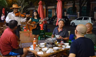 Anh Minh, chị My đến tận bàn chơi đàn khi được yêu cầu. Ảnh: N.B