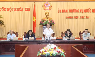 Chủ tịch Quốc hội Nguyễn Sinh Hùng cho rằng những giấy tờ gây phiền hà cho dân cần phải cắt bỏ hết. Ảnh: Nhan Sáng