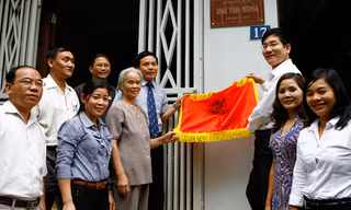 UBND Quận Thanh Xuân, Hà Nội trao nhà tình nghĩa cho người có công. Ảnh: Hồng Vĩnh