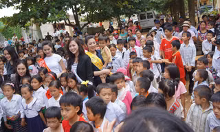 Hoa hậu, các á hậu và người đẹp cuộc thi Hoa hậu Việt Nam 2012 thăm và tặng quà các em học sinh vùng bị lũ lụt tỉnh Thanh Hóa tháng 9/2012.