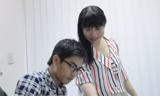 Phan Bách Quân quyết định bỏ hẳn 7 năm ĐH để ôn thi lại ở lớp cô Quỳnh Trâm. Gia đình khá giả, ba mẹ đều theo ngành y nhưng ở lớp cậu là một trong những học rất chăm chỉ, chịu khó.