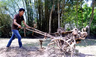 Anh Lương Quang Vũ với chiếc máy cày làm từ sắt vụn