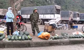 Không xuất được, dưa bán tháo ở cửa khẩu, không ai mua. ảnh: Duy Chiến
