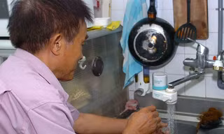 Nhiều hộ dân dùng nước máy, nhưng phải thường xuyên thông vòi vì cặn bám. Ảnh: Như Ý