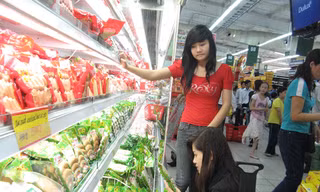 Sức mua giảm là nguyên nhân chính khiến việc giải bài toán “hàng tồn kho” ngày càng khó khăn Ảnh: Phạm Anh