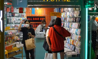 Ngày hội Black Friday ở TP.HCM: Không quá đông, teen mê mẩn vì nhiều mặt hàng giảm giá sâu