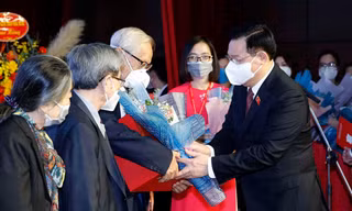 Chủ tịch Quốc hội, GS.TS, Nhà giáo ưu tú Vương Đình Huệ gặp mặt, tri ân các thầy giáo, cô giáo 