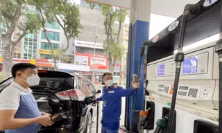 Tăng giá xăng dầu, người dân chịu ảnh hưởng trực tiếp