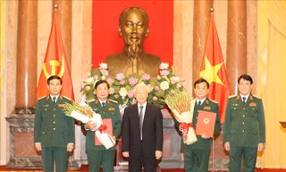 Tổng Bí thư, Chủ tịch nước Nguyễn Phú Trọng trao Quyết định thăng quân hàm Thượng tướng cho ông Hoàng Xuân Chiến (thứ 2 từ trái qua) và ông Lê Huy Vịnh (thứ 2 từ phải qua)- Ảnh: TTXVN 