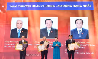 Chủ tịch Quốc hội Nguyễn Thị Kim Ngân trao Huân chương Lao động Hạng nhất tại buổi lễ 