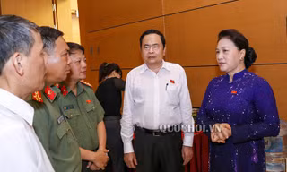 Chủ tịch Quốc hội trao đổi với các đại biểu bên hành lang Quốc hội. Ảnh QH